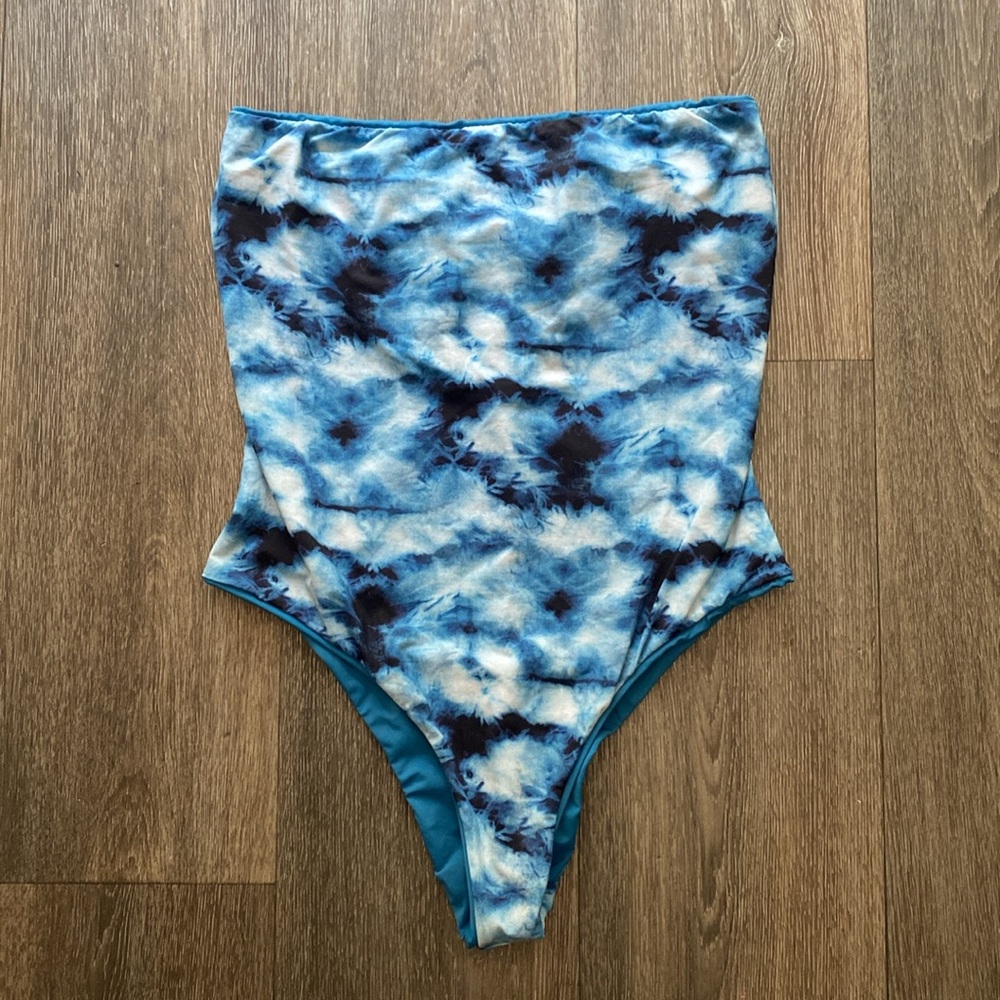 Reversible 🩱 swimsuit by Venue in L